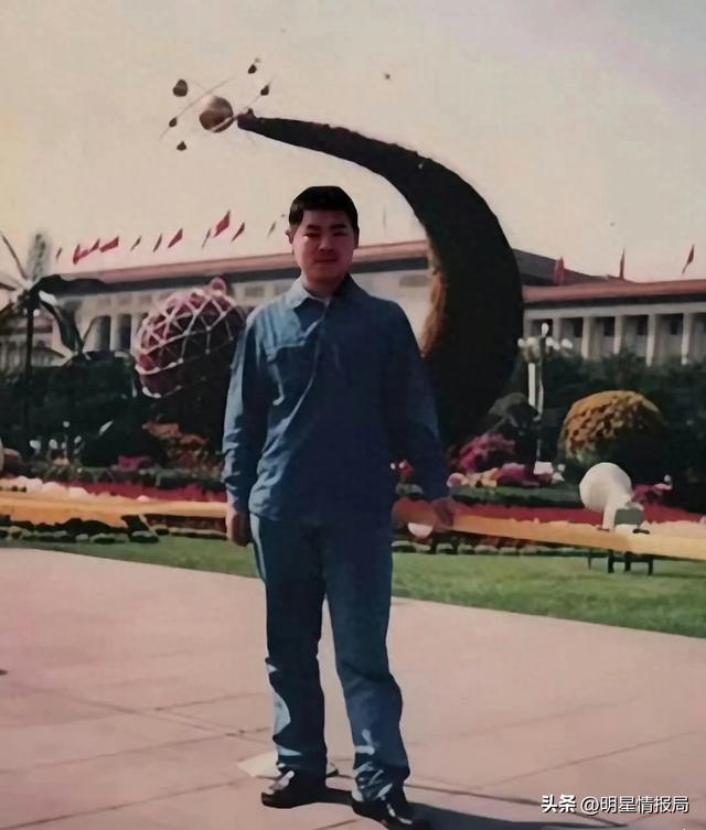 早期岳云鹏在北京做保安的照片	，现在终于出人头地了 ​​​