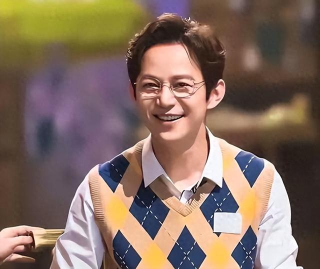 世上没后悔药？无妻无子、与保姆相伴的何炅，走上了另外一条道路