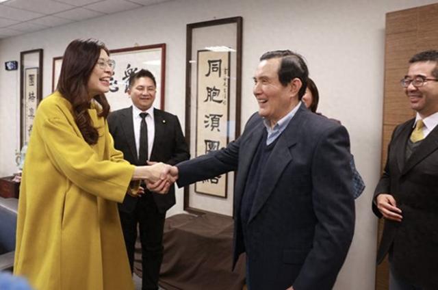 郑丽文拜会马英九，聚焦“两岸关系破冰”，马英九提醒郑丽文第一不能穿高跟鞋，第二要开始练毛笔字