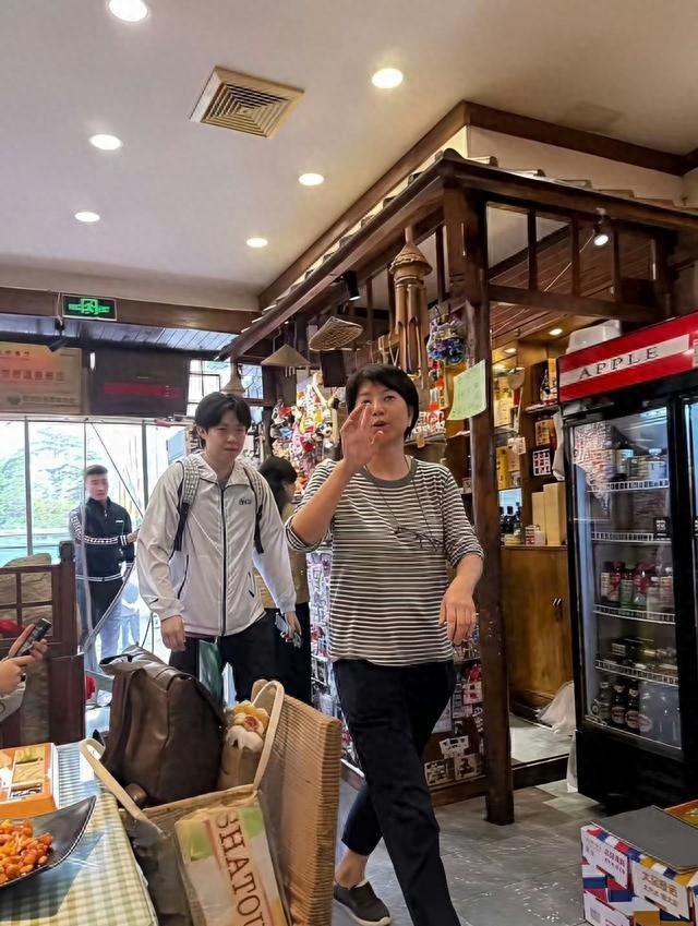 王楚钦让老板娘赚大了，喜笑颜开的在前面带路，为牛冠凯点赞