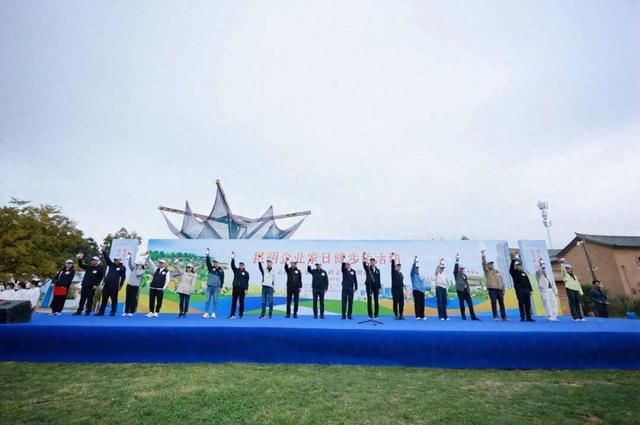 用脚步丈量滇池美景 用活力凝聚发展力量 呈贡区2025年“昆明企业家日”健步走活动圆满举行