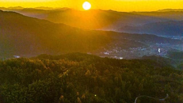 英山冷家山村：红叶漫山醉游人 生态美景引客来