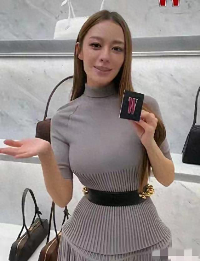 31岁吉娜近照曝光，胸部形状有些不自然，看起来比之前丰满了不少