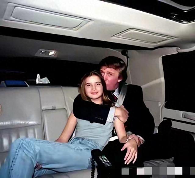1995年，14岁的伊万卡和父亲在房车内留下这张老照片	。​​