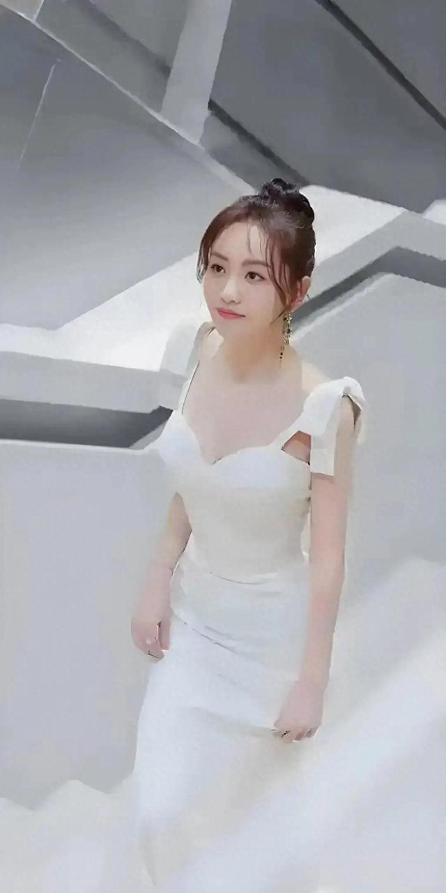 杨蓉这胸是真的吗？跟两个足球一样了，真的非常好看了