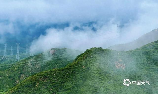 北京昌平山区雨后云雾升腾 翠绿的群山在雾气中若隐若现