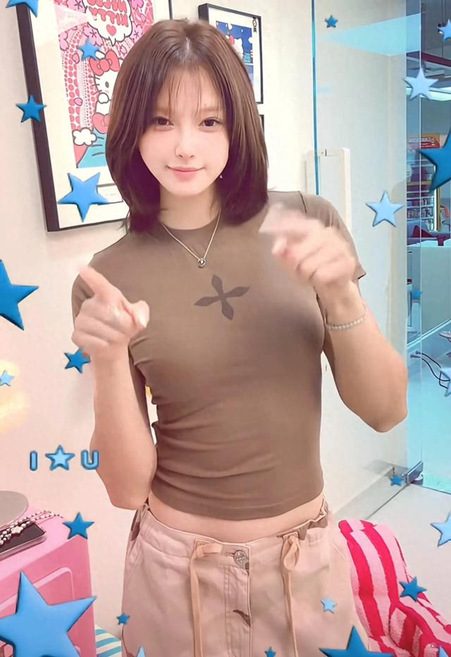 吴艳妮身穿修身短袖跳手势舞，身材很吸睛！
