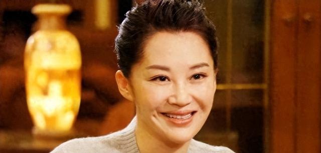 她一生 “风流成性、老少通吃”，撩汉无数，至今54岁却依旧单身