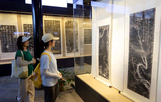 江苏苏州：摩崖石刻拓片联合展览举行