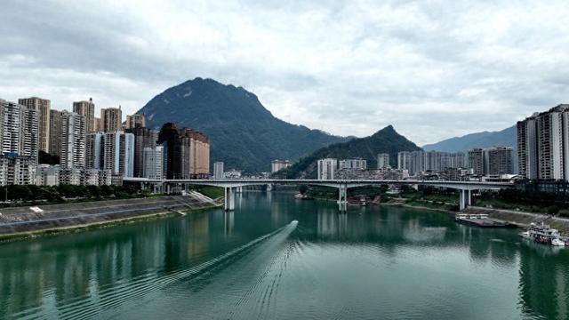 彭水：一江碧水映青山 生态美景入画来