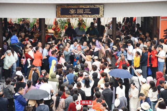 爆火！荆州区双节“人从众”