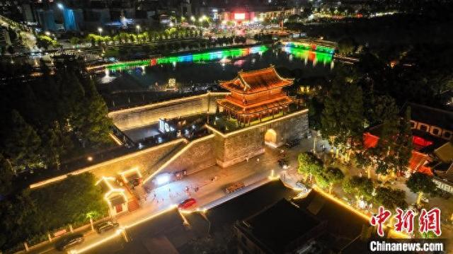 湖北荆州：古城夜游人气旺