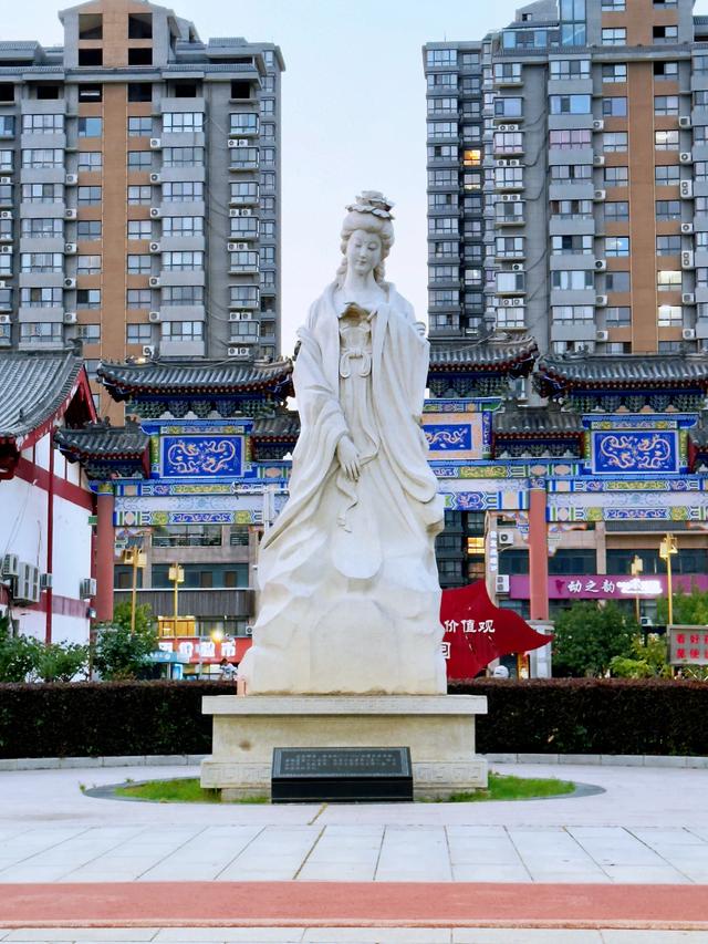 华山脚下（华阴市一河两岸生态廊道）