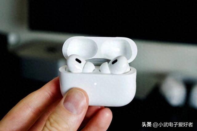 充电盒缩小20%还多撑 5 小时！AirPods Pro 3 实测心率监测比手表准？
