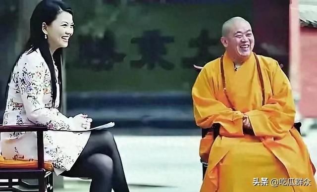 释永信与美女的同框，他笑起来的时候挺憨厚的，同框个个都是美女