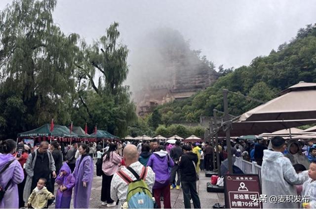 麦积烟雨最动人，雨天服务更暖心 麦积山暖心服务保障游客“烟雨之旅”