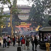 在科技日新月异的今天，寺庙香火却越烧越旺