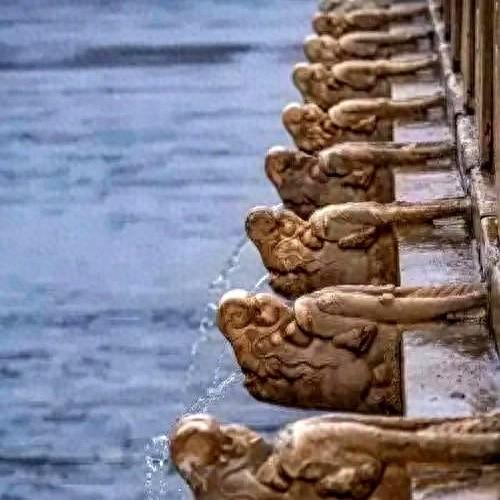 北京暴雨，故宫再现“千龙吐水”壮观景象，其有何特殊设计原理？