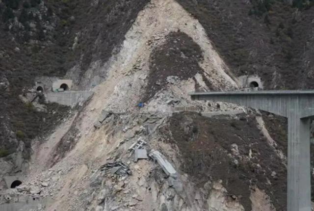 货车司机发现红旗桥裂缝后及时上报避免了人员伤亡，当地将对其嘉奖，本人：我啥子都不要，生命更重要