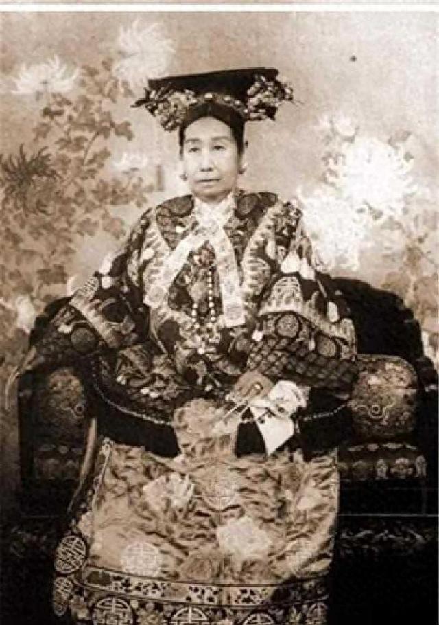 慈禧每次洗浴后，唯独留李莲英一人侍奉。而房内不时传出的那一声