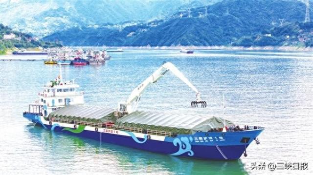 全国内河首艘纯电动清漂转运船“三峡护坝1号”成功试航 长江三峡库区清漂迈入“零碳时代”