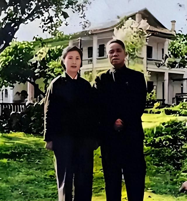 韩先楚的夫人有多美？这是1970留影，她50岁，皮肤白皙，气质非凡