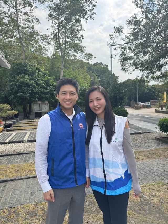 霍启山穿蓝色马甲做公益，阳光帅气！