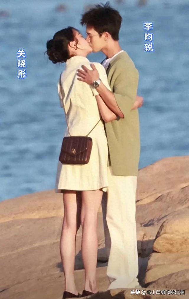 关晓彤李昀锐海边亲吻伸舌头了，鹿晗心碎晒照，谁蹭谁的热搜？