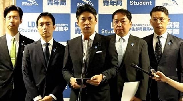 日本想搞法西斯复辟？特朗普当年隔空递话，为啥中国越强它越反华