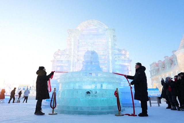 比利时“撒尿小童”冰雕亮相哈尔滨