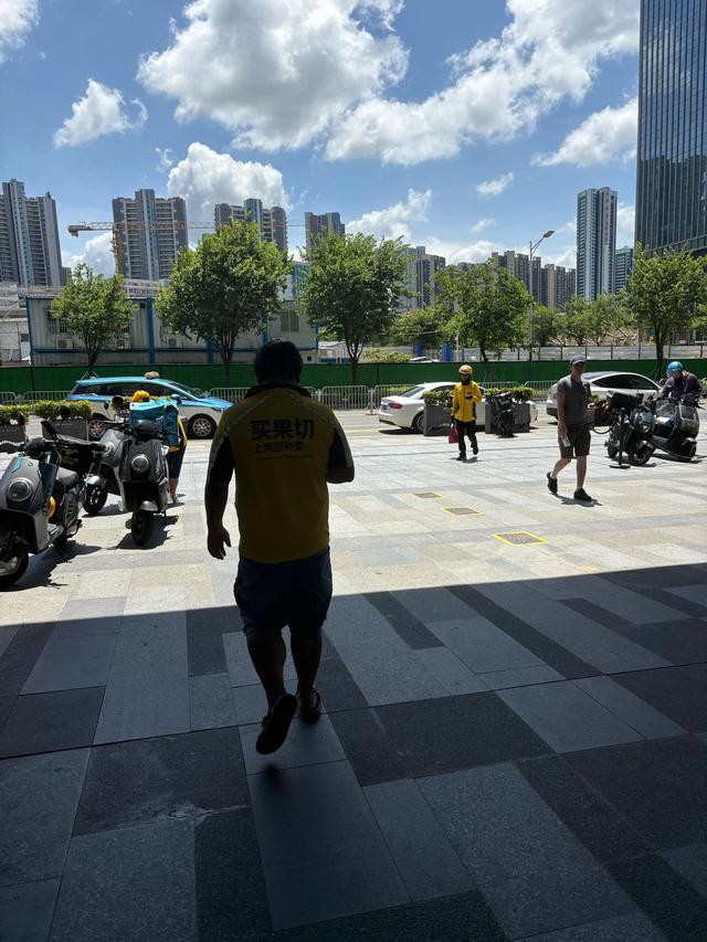 骑手平均工作十几个小时，为什么外卖的钱不好赚了