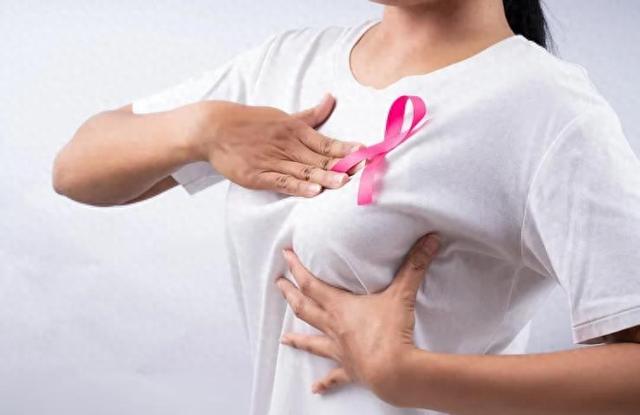 一个乳房大一个小怎么办（乳房总胀痛摸到硬块或许是3种常见乳腺疾病发出的信号）