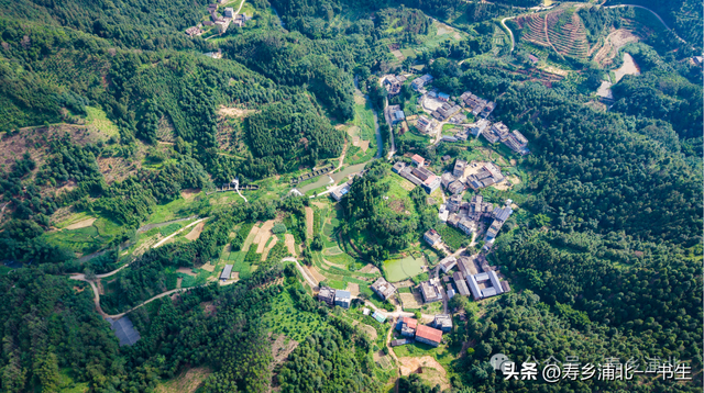 浦北县官垌镇这个被青山绿水宠坏的小村，凭什么养的鱼能贵10元？