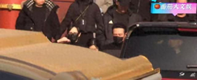 唐嫣穿黑色大衣出席公公的葬礼：罗晋和她互动正常，傅程鹏来帮忙