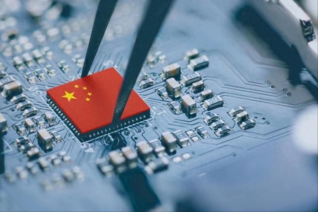 中国企业加速替换英伟达芯片，特朗普仍未死心，黄仁勋深夜发文