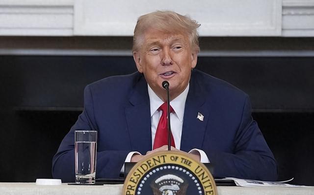 刚拿下稀土大单，特朗普又要开第二枪，全球收到通告，中国被做局