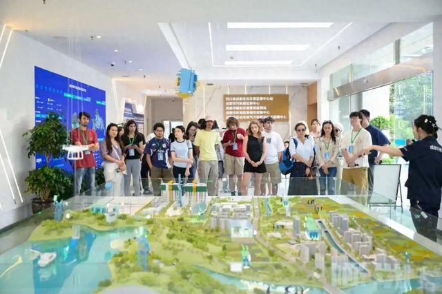 国际主播走进成都“环保大脑”，体验科技如何守护“窗含西岭千秋雪”
