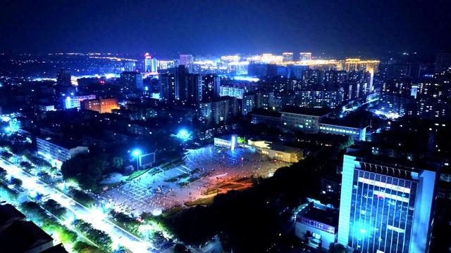 河北磁县：花样“新夜态” 燃动“夜经济”