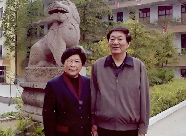 朱镕基总理唯一的儿子朱云来，博士毕业后回国奉献，为人十分低调