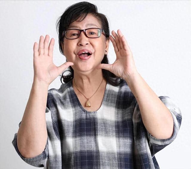 村母亲打牌欠下20万，女儿拿着欠条去找债主，见到债主女儿笑了