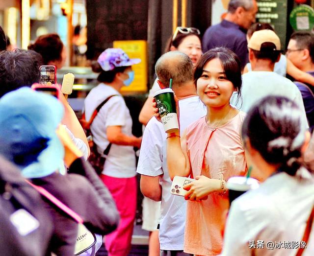 入秋后 冰城避暑游热度不减 各景点游客扎堆