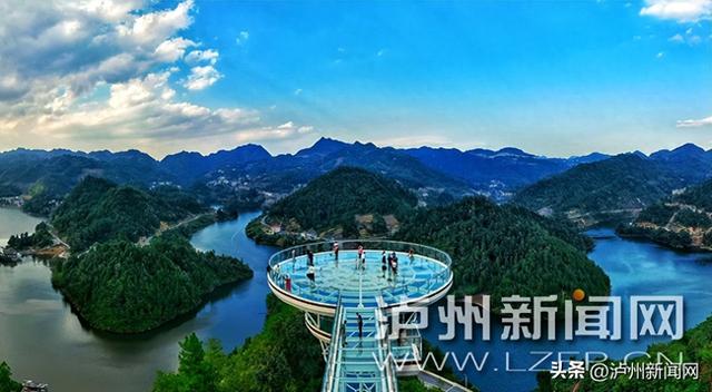 “太刺激了！”古蔺县观文镇千鸟湖景区玻璃观景台成网红新地标