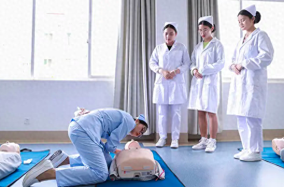 淘气护士攻略（护理专业学生上课淘气）