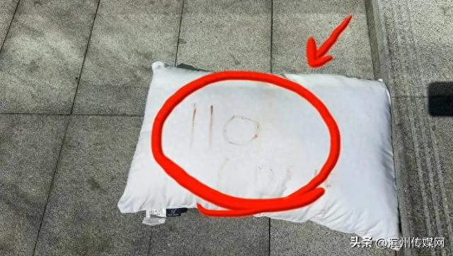 女子回应“被困25楼丢血书枕头求救”：试过撞门踢门向外喊，挥舞红衣两天没人理，跺脚乱跳盼楼下来投诉
