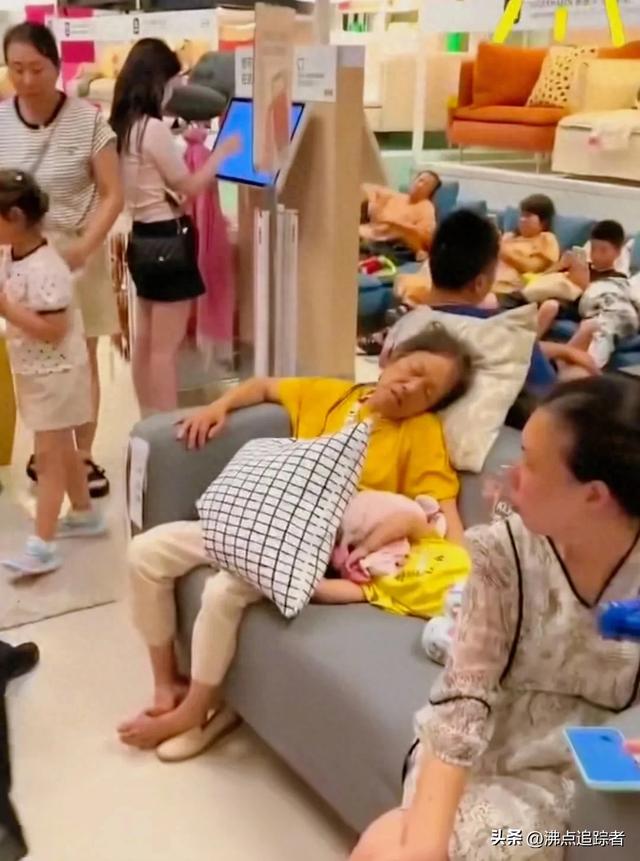 武汉宜家“蹭空调大军”躺睡避暑？ 商家：多次劝说但无动于衷！