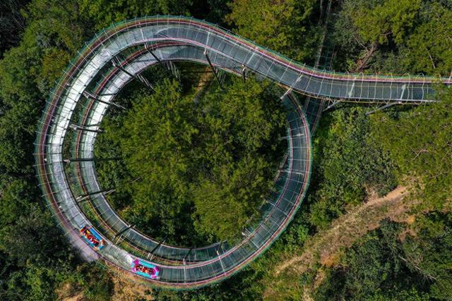 武汉高温再度来袭 黄陂峡谷漂流成避暑热门