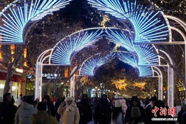 用科技点亮百年老街 2026年中央大街创意灯饰景观全面呈现