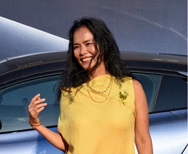 62岁韦唯现状：脊柱断裂已恢复	，前夫已死，3个混血儿子回国相伴