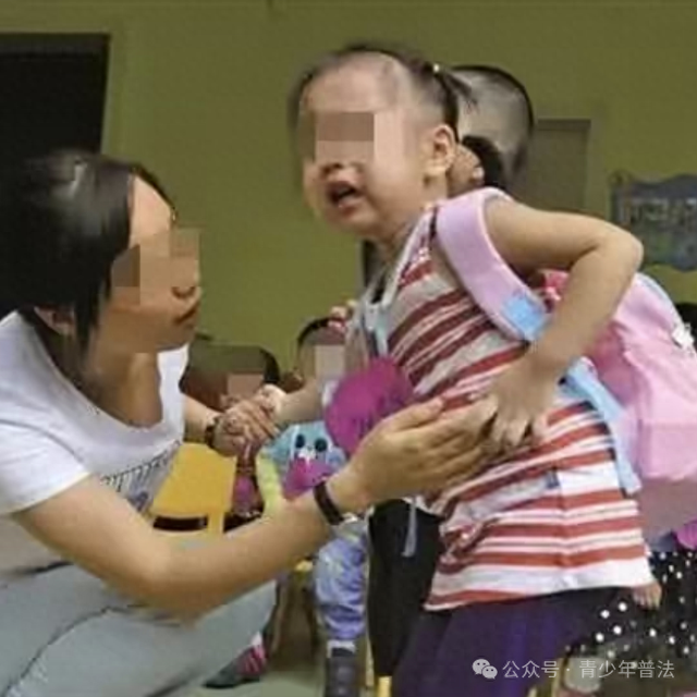 幼儿园【4岁女娃】连续3天无人来接，老师打开书包后，瞬间红了眼..……