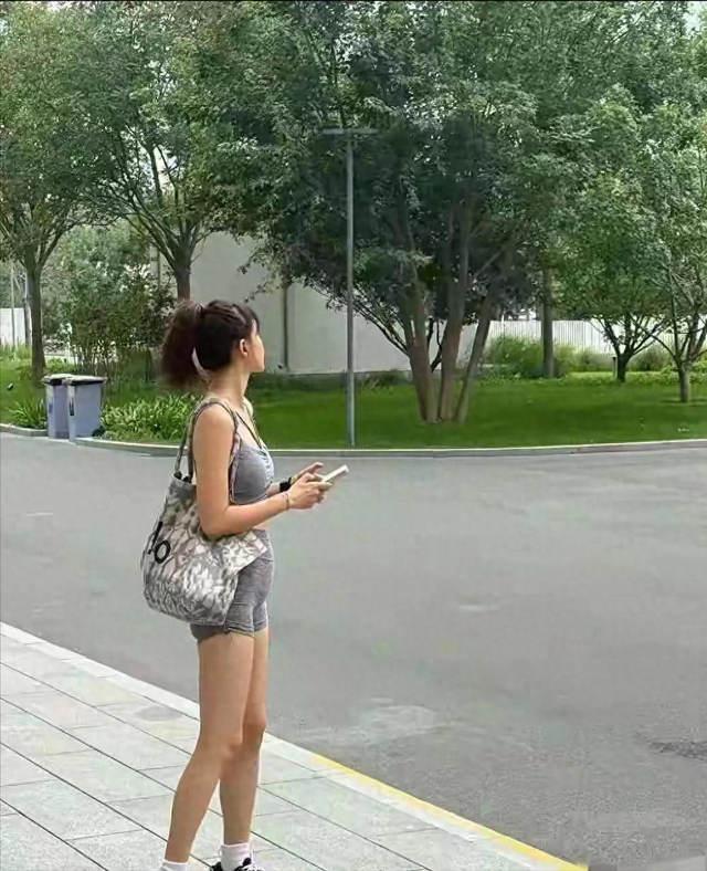 李艾都快五十岁了，不能好好穿衣服吗？小肚子都鼓的高高的